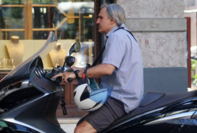 Με σπασμένο πόδι σε σοβαρό τροχαίο ο Άκης Σακελλαρίου |  Ήταν με τη μηχανή όταν τον παρέσυρε λεωφορείο - «Ο οδηγός δεν με είδε καν» 